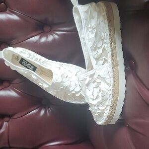 COLORS OF CALIFORNIA WHITE SUMMER COMFORTS FLAT SHOES new with the box